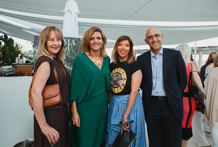 Paula Domenech con un grupo de amigas, entre las que se encontraba Tina Nadal.