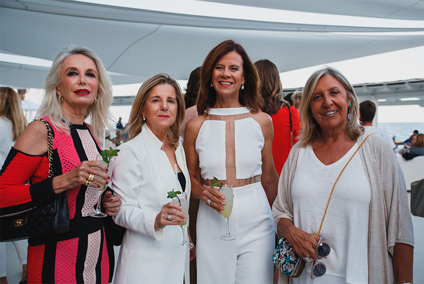Paula Domenech con un grupo de amigas, entre las que se encontraba Tina Nadal.
