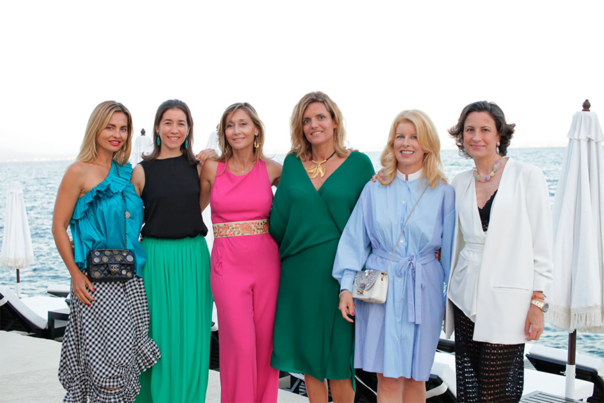 Ylona Novackova, Mariana Chacón, Mireya Becerra, Helen Cummins y Emma López.