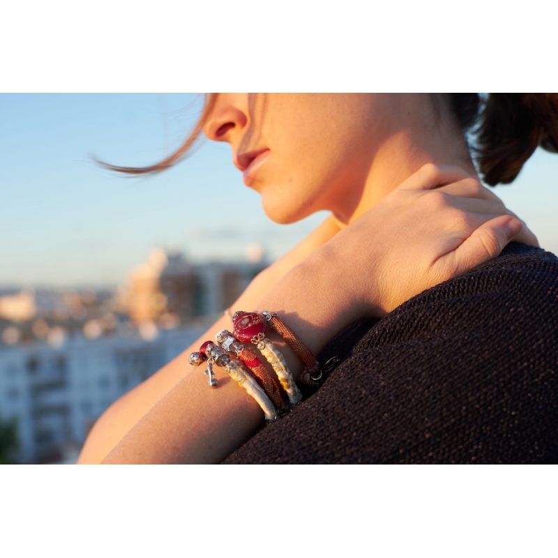Brazalete de plata recubierta de oro,perlas y tela. Brazalete de plata recubierta de oro,perlas y tela.