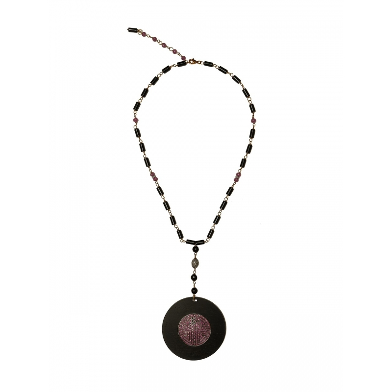 EBONY AND RUBY NECKLACE MOUNTED IN GOLD.
