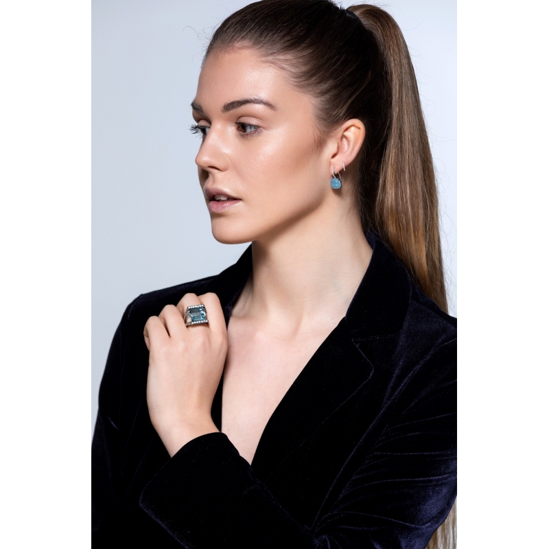 Aquamarine ring in white gold with diamonds.